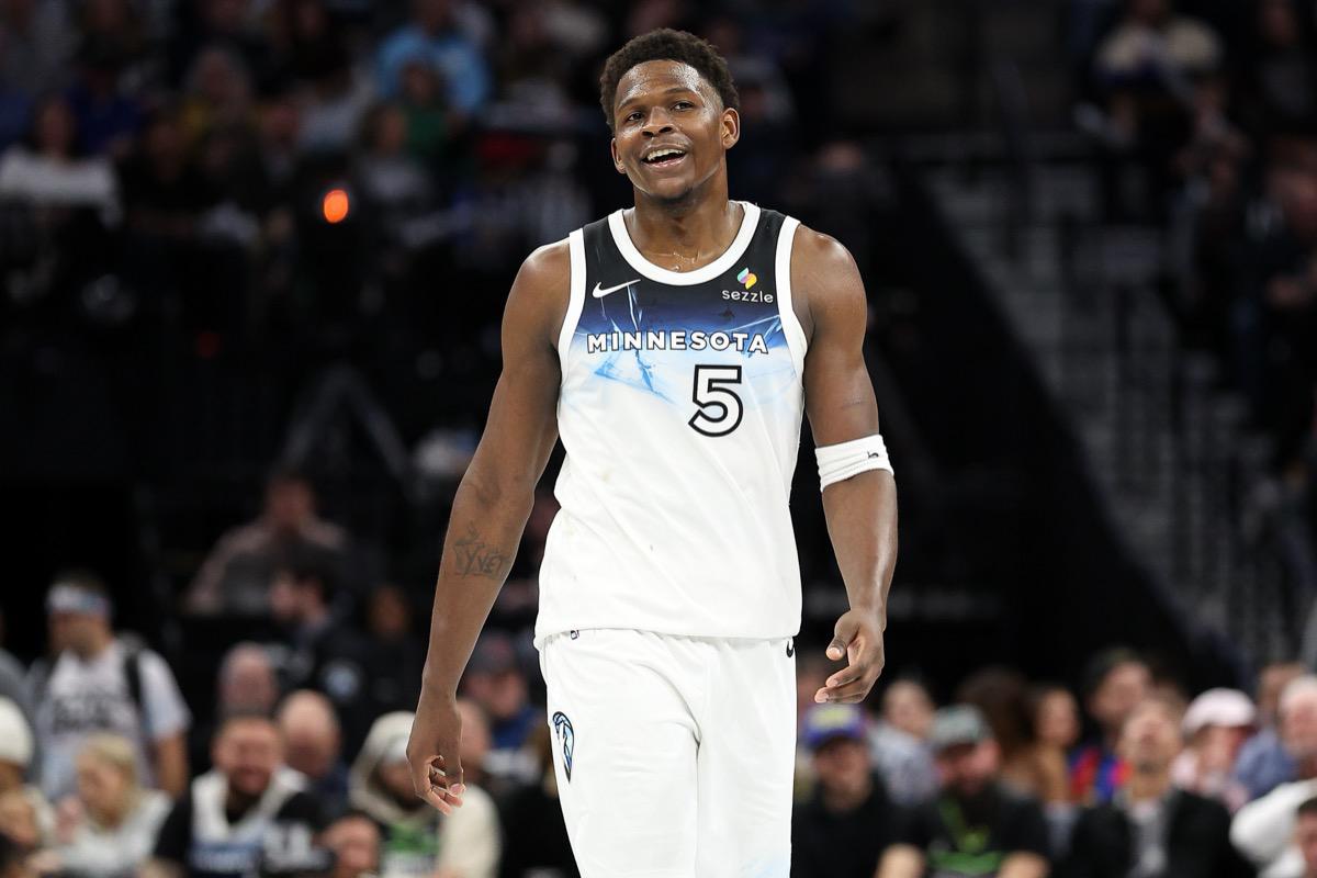 爱德华兹40分再破队史纪录：2月火热助攻独狼击溃落难小牛